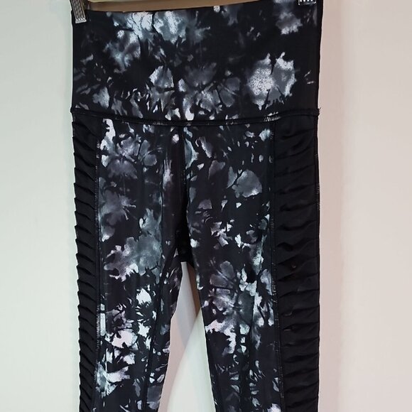 Lululemon Athletica Size 4 Black and White Cropped Leggings for Athleisure - Picture 2 of 10